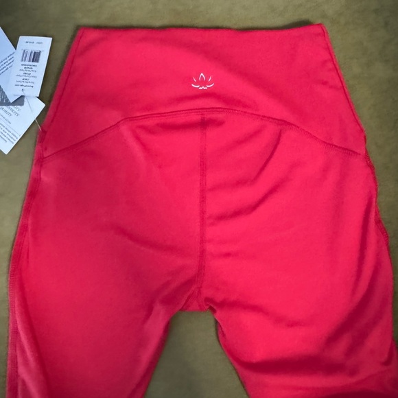 Beyond Yoga Powerbeyond Strive High Waisted Legging Sz M in Retro Red NWT 90 - Picture 7 of 16